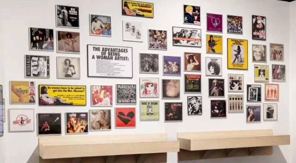 La artista modifica imágenes machistas de las carátulas de los discos de los 60 cambiando a las mujeres sometidas por mujeres rabiosas