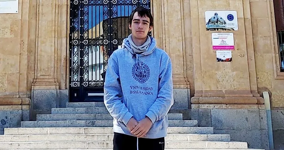 Carlos González Bueno, a la puerta del colegio Santa Teresa de Jesús de Salamanca