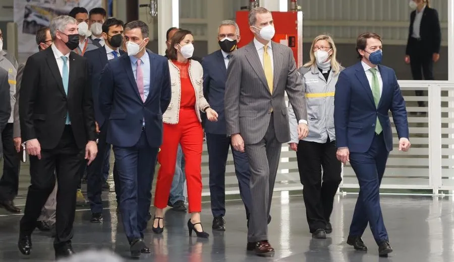 El presidente director de Renault España, el presidente del Gobierno, la ministra de Industria, el Rey Felipe VI y el presidente de la Junta en la factoria de Villamuriel (Palencia). Foto de Photogenic/Claudia Alba - EP
