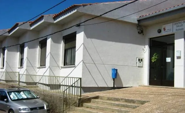 Quejas por la larga espera sin sillas en la jornada de vacunación en el Centro de Salud de Robleda ...