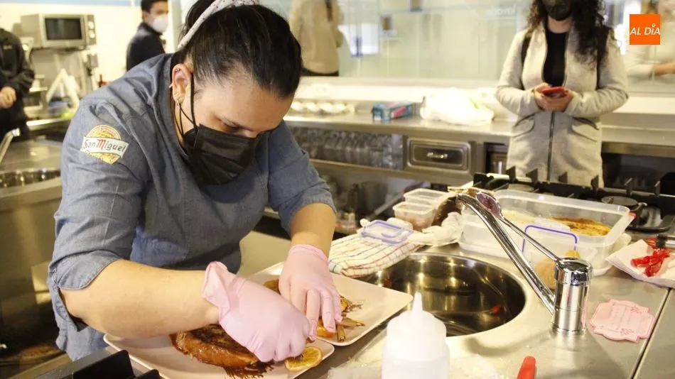 Una de las participantes de este certamen, durante los preparativos de sus torrijas. Foto de Lydia González