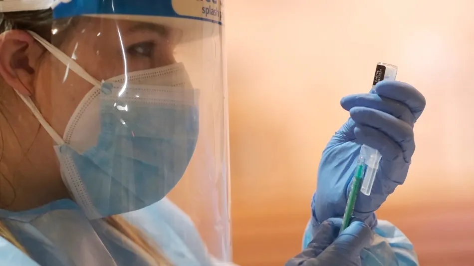 Foto de archivo de una profesional de sanidad trabajando frente al covid