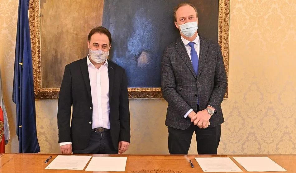 El concejal de Turismo, Fernando Castaño, y el director general de Movelia, Christian Pauwels, en la firma de este convienio