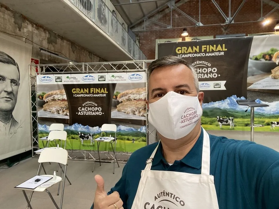 El salmantino Juan Carlos Hernández, en el concurso del Mejor Cachopo Casero de España