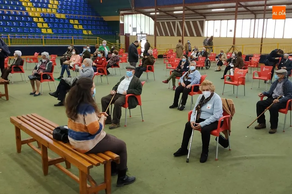 Foto 2 - Llegan a B&eacute;jar 200 vacunas para segundas dosis de mayores de 90 a&ntilde;os y primeras de mayores de 85