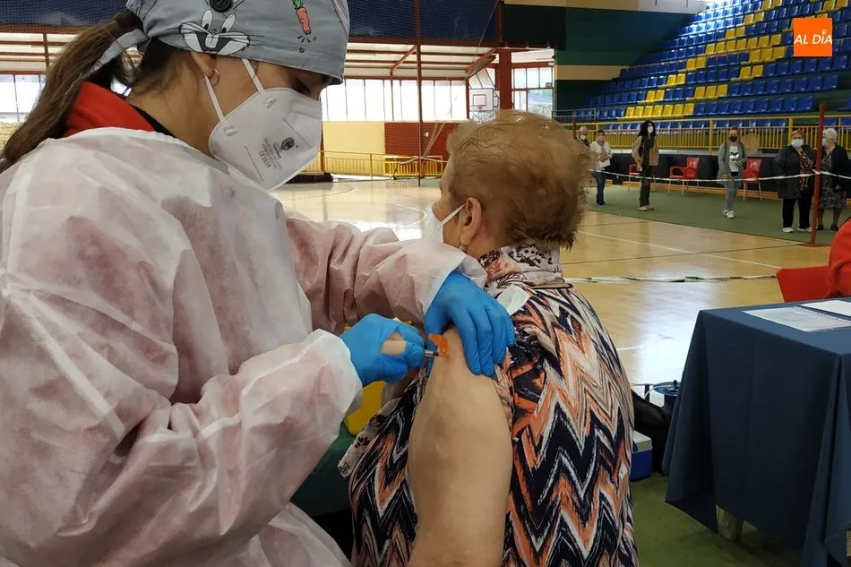 Foto 3 - Llegan a B&eacute;jar 200 vacunas para segundas dosis de mayores de 90 a&ntilde;os y primeras de mayores de 85