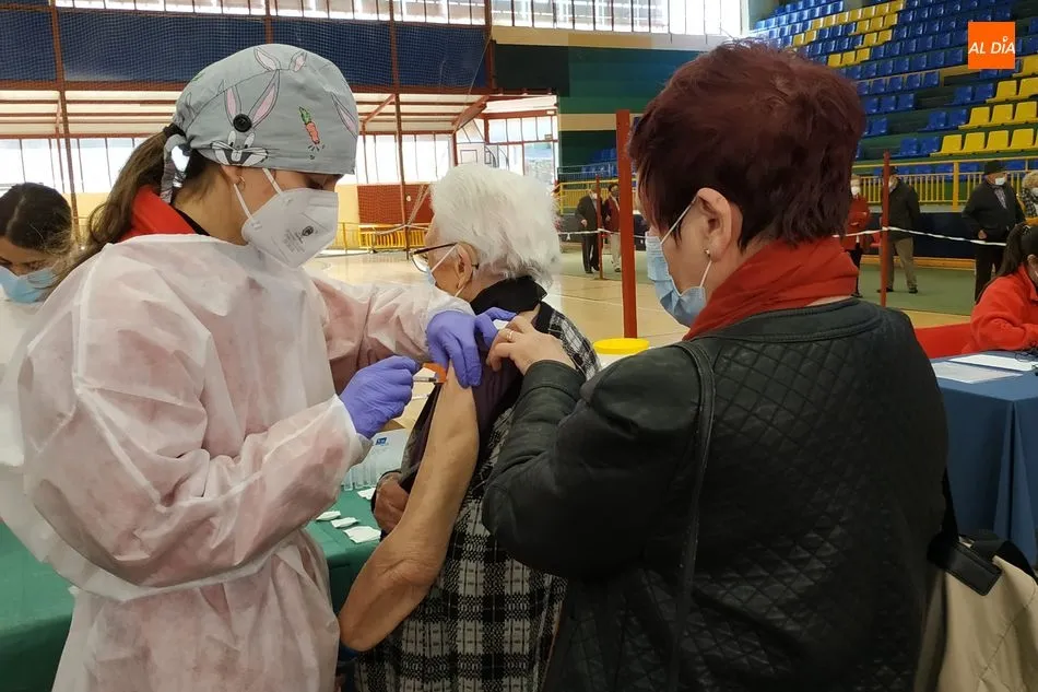 Foto 9 - Llegan a B&eacute;jar 200 vacunas para segundas dosis de mayores de 90 a&ntilde;os y primeras de mayores de 85