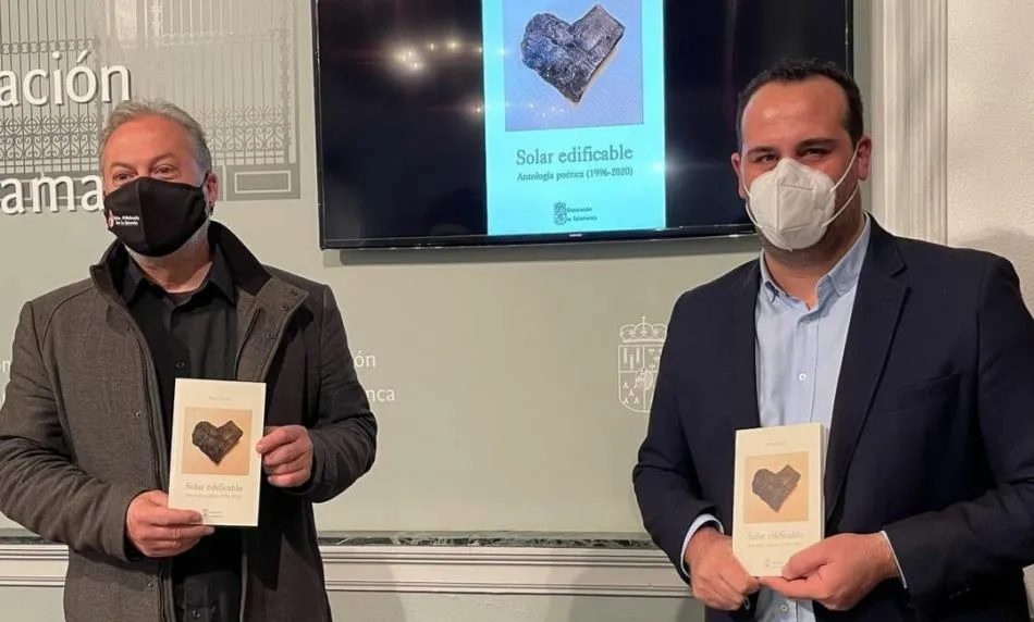 Raúl Vacas en la presentación de esta antología, junto al diputado de Cultura, David Mingo