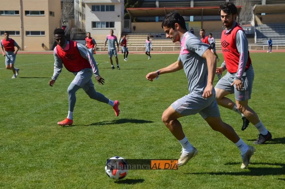 Foto 11 - Juancho reaparece y Javi Navas se retira del entrenamiento del Salamanca UDS por una sobrecarga