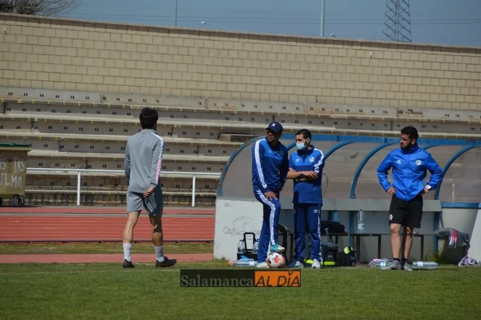 Foto 9 - Juancho reaparece y Javi Navas se retira del entrenamiento del Salamanca UDS por una sobrecarga