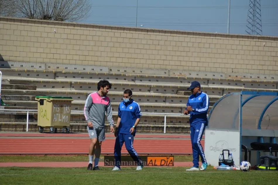 Foto 8 - Juancho reaparece y Javi Navas se retira del entrenamiento del Salamanca UDS por una sobrecarga