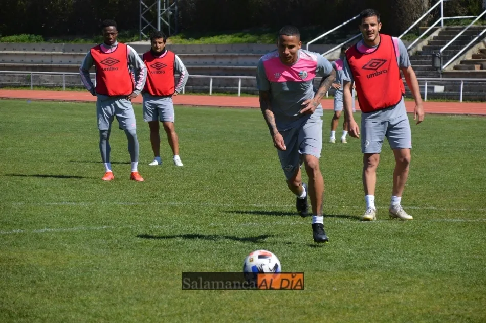 Foto 6 - Juancho reaparece y Javi Navas se retira del entrenamiento del Salamanca UDS por una sobrecarga