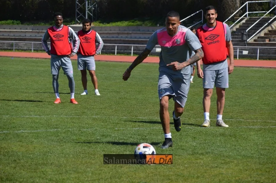 Foto 5 - Juancho reaparece y Javi Navas se retira del entrenamiento del Salamanca UDS por una sobrecarga