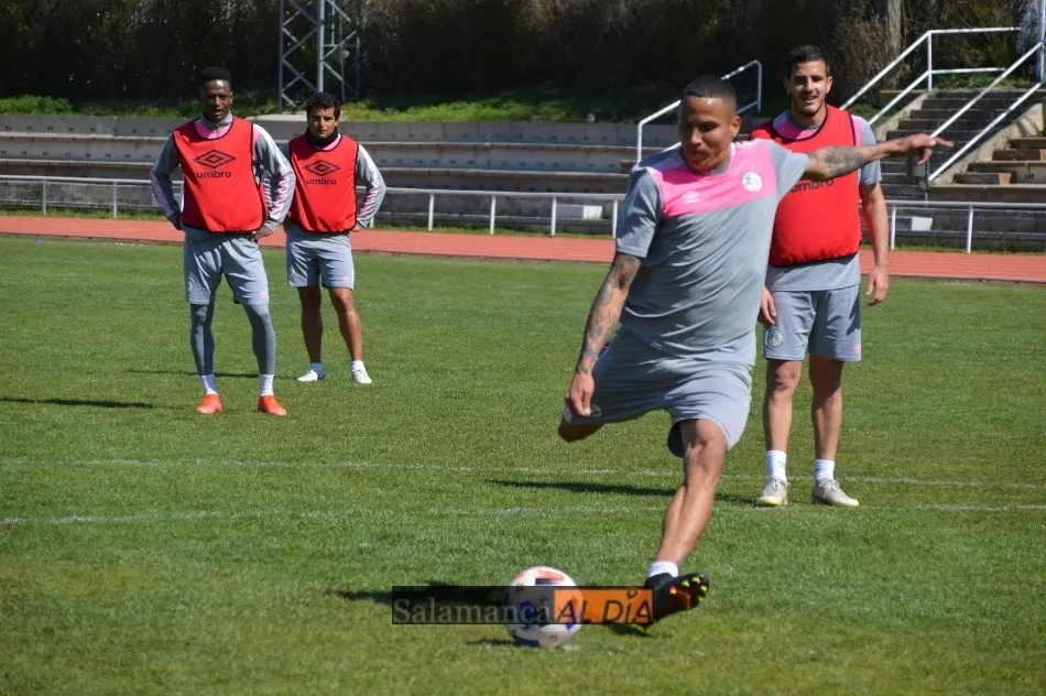 Foto 4 - Juancho reaparece y Javi Navas se retira del entrenamiento del Salamanca UDS por una sobrecarga