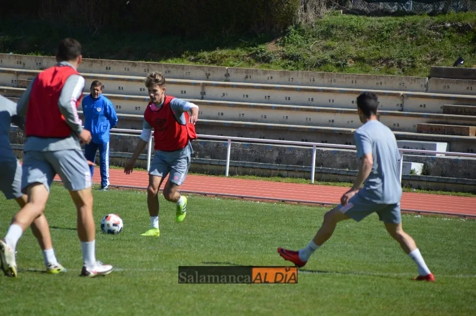 Foto 3 - Juancho reaparece y Javi Navas se retira del entrenamiento del Salamanca UDS por una sobrecarga