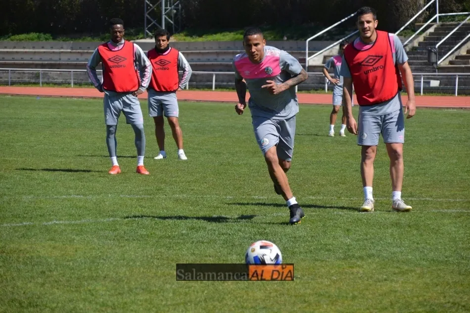 Foto 2 - Juancho reaparece y Javi Navas se retira del entrenamiento del Salamanca UDS por una sobrecarga