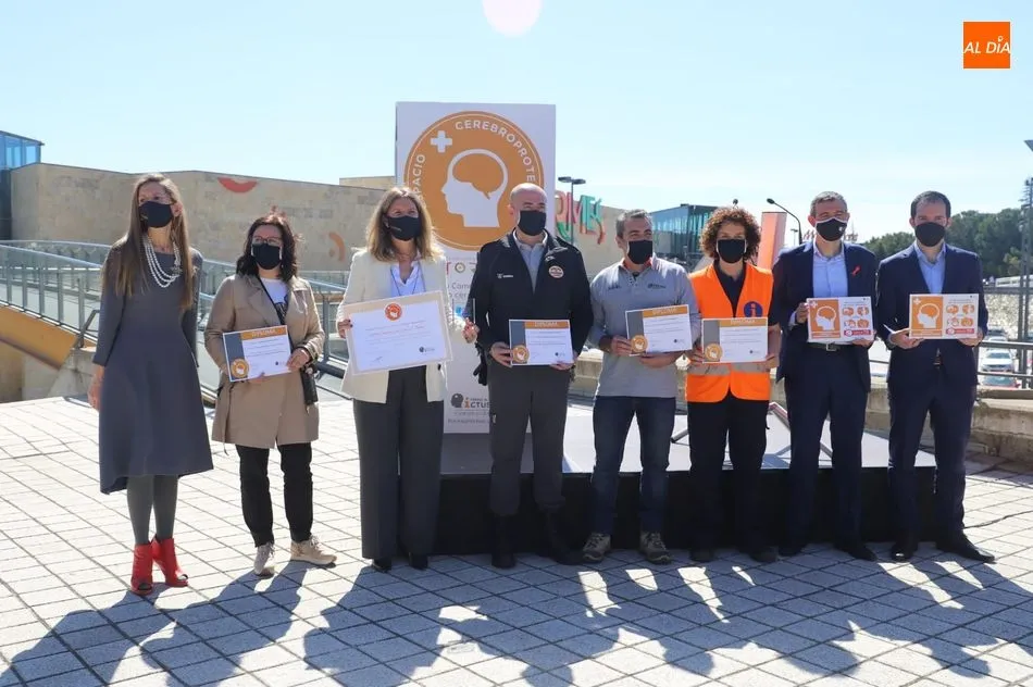 Certificados entregados en el Centro Comercial El Tormes, con motivo de estos reconocimientos. Foto de Lydia González