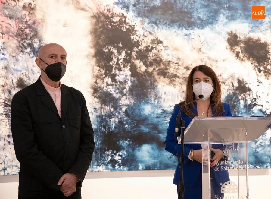 La concejala de Cultura, Mª Victoria Bermejo, junto al artista Carlos León, en el DA2