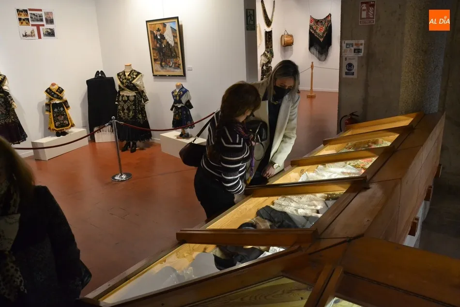 Foto 5 - Inaugurada una complet&iacute;sima exposici&oacute;n en recuerdo de la Fiesta de La Charrada  