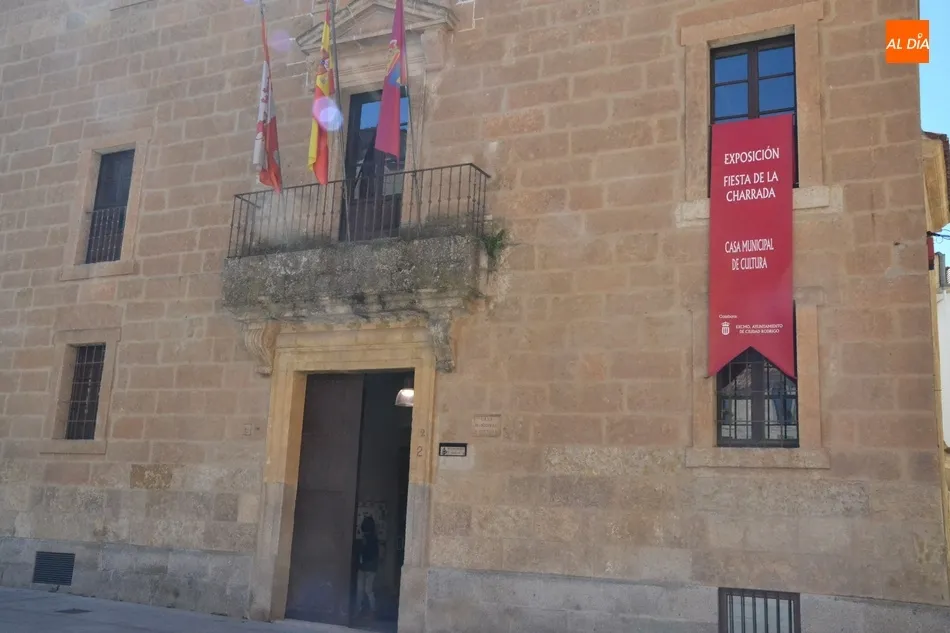 Foto 2 - Inaugurada una complet&iacute;sima exposici&oacute;n en recuerdo de la Fiesta de La Charrada  