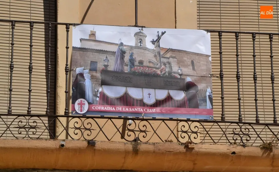 Foto 5 - La Plaza Mayor da la bienvenida a los 19 pasos de la Semana Santa Mirobrigense  