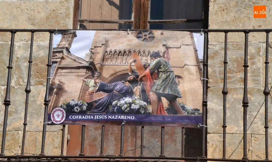 Foto 4 - La Plaza Mayor da la bienvenida a los 19 pasos de la Semana Santa Mirobrigense  