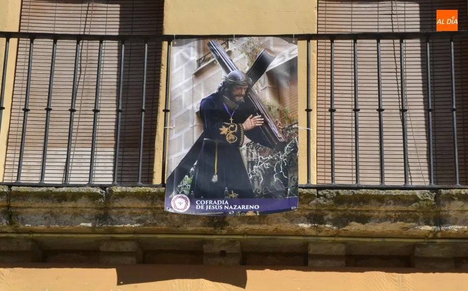 Foto 8 - La Plaza Mayor da la bienvenida a los 19 pasos de la Semana Santa Mirobrigense  
