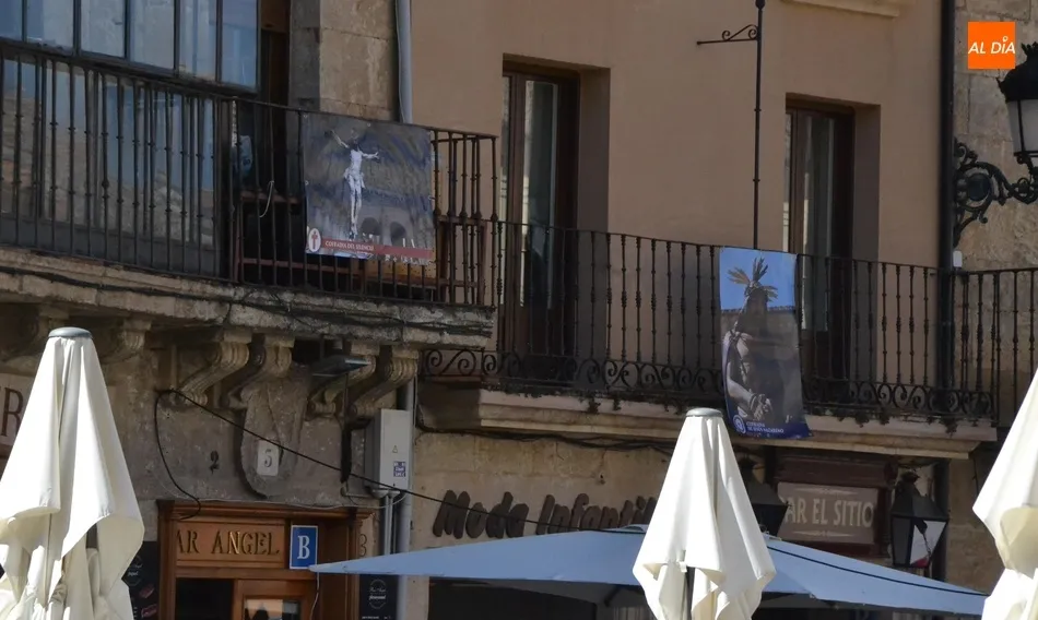 Foto 3 - La Plaza Mayor da la bienvenida a los 19 pasos de la Semana Santa Mirobrigense  