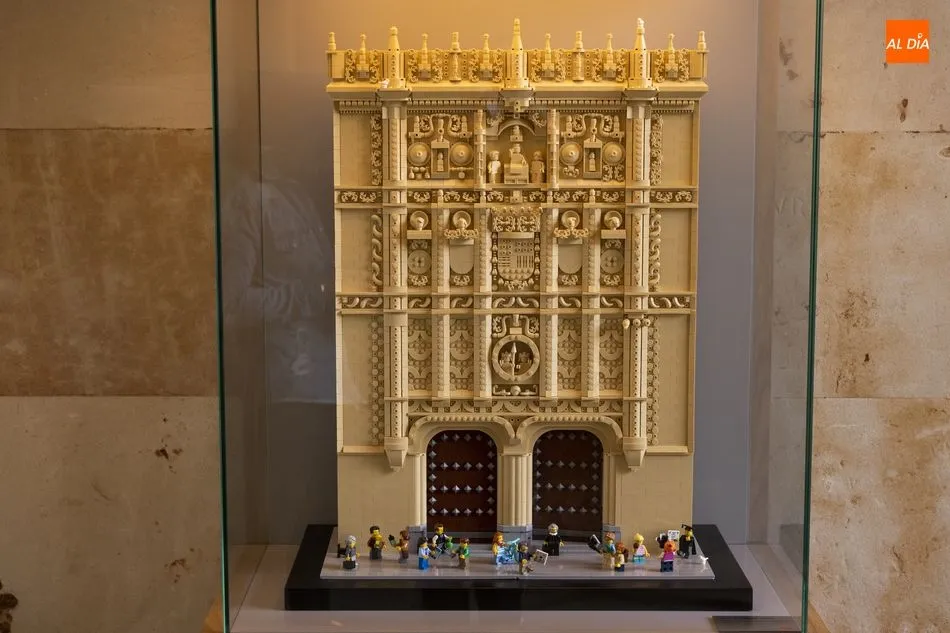 Foto 10 - La fachada rica de la Universidad, construida con 5.600 piezas de Lego&nbsp;