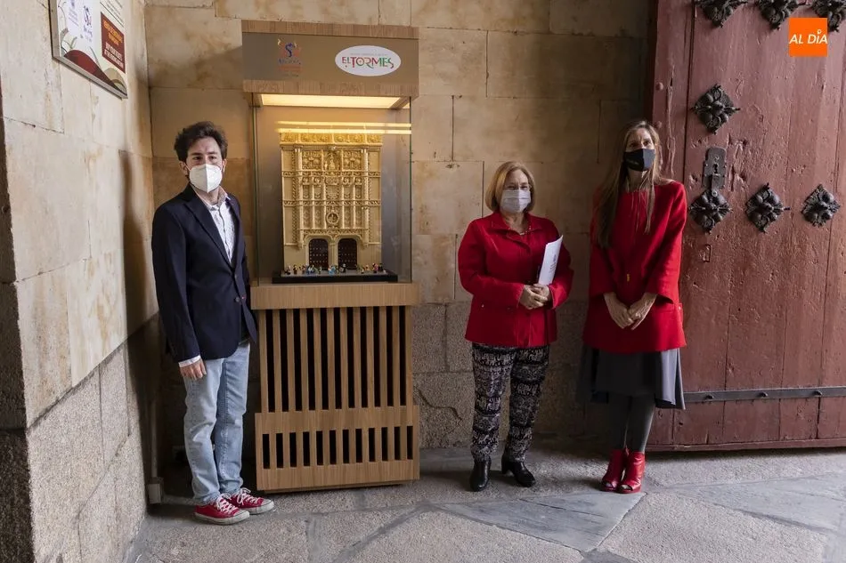 Instalación de la Fachada Rica de la Universidad realizada en piezas LEGO