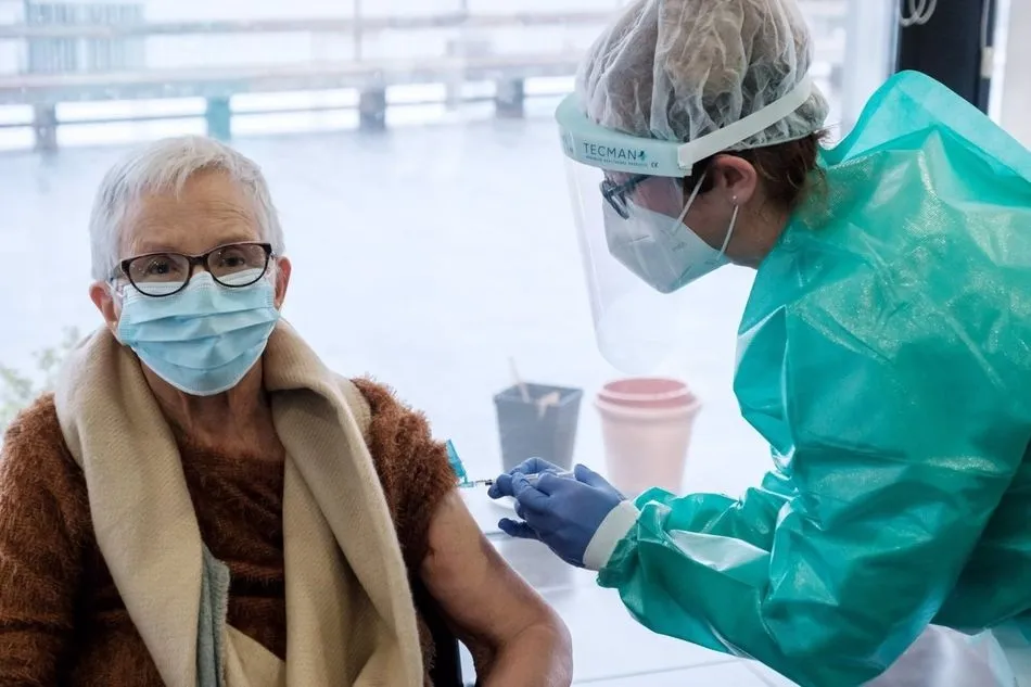 Una sanitaria vacuna en una residencia. Foto: EP