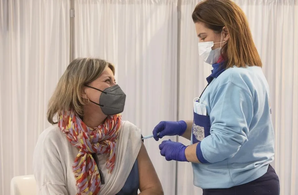 Una mujer recibe una dosis de la vacuna contra la COVID-19 de AstraZeneca