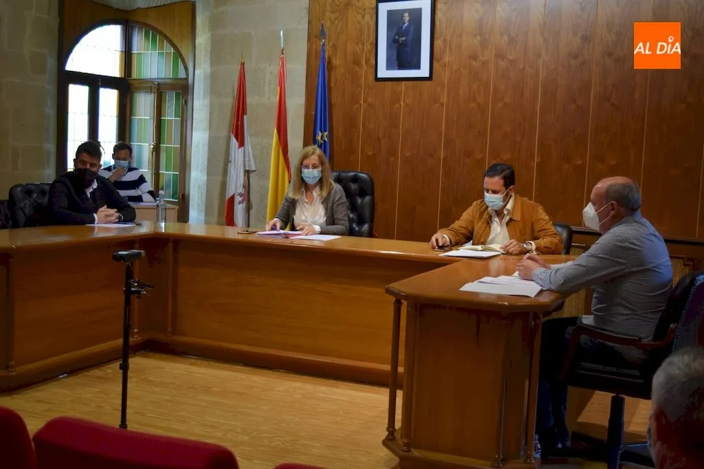 Foto 2 - El pleno del Ayuntamiento de Alba de Tormes aprueba volver a condonar la tasa de terrazas