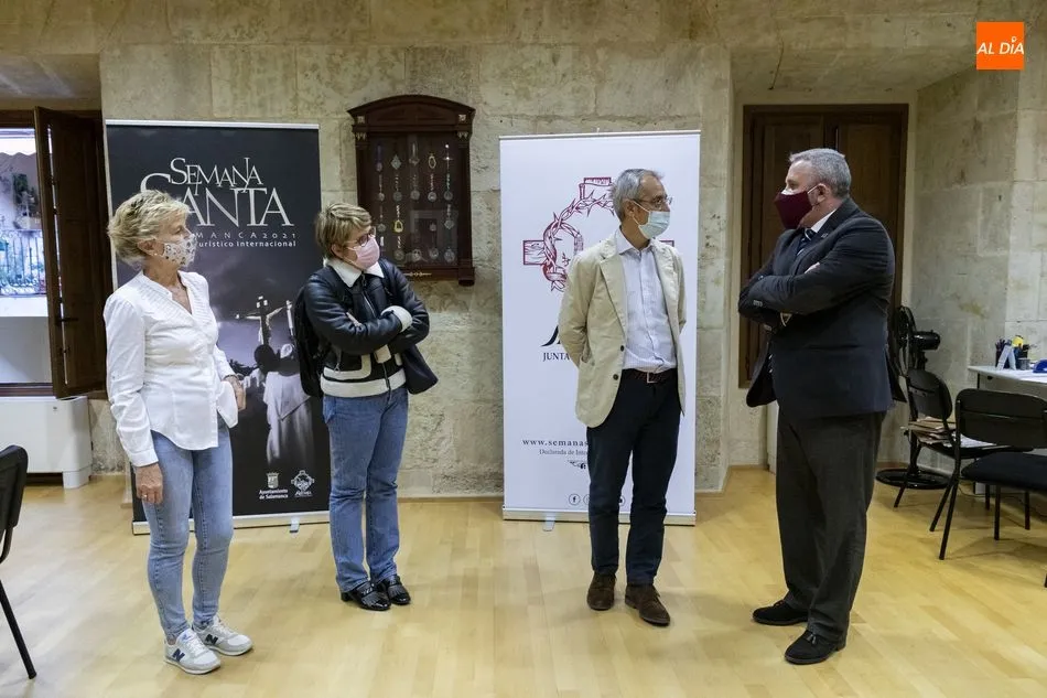 Foto 6 - La Junta de Semana Santa y Cajas Solidarias a&uacute;nan esfuerzos para paliar situaciones de...