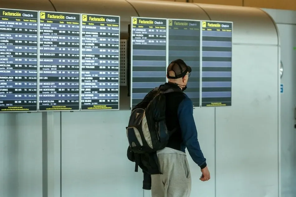 Un hombre camina con una mochila en la terminal T4 del Aeropuerto Adolfo Suárez Madrid-Barajas. Foto: EP