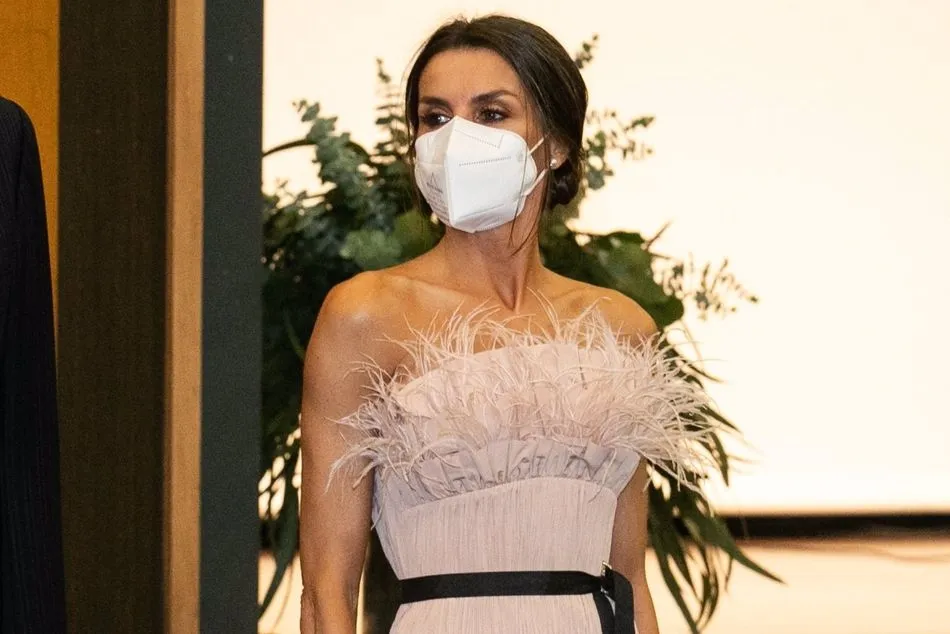 La Reina Letizia, con su el espectacular corsé de plumas