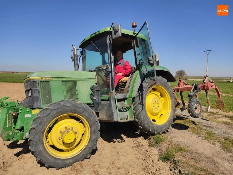 Jorge Alonso de Cantalpino en su tractor. | Jorge Holguera