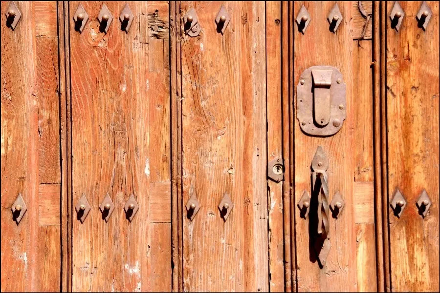 Puertas de dos hojas de nuestros pueblos, las puertas historiadas de las casas solariegas de nuestras ciudades