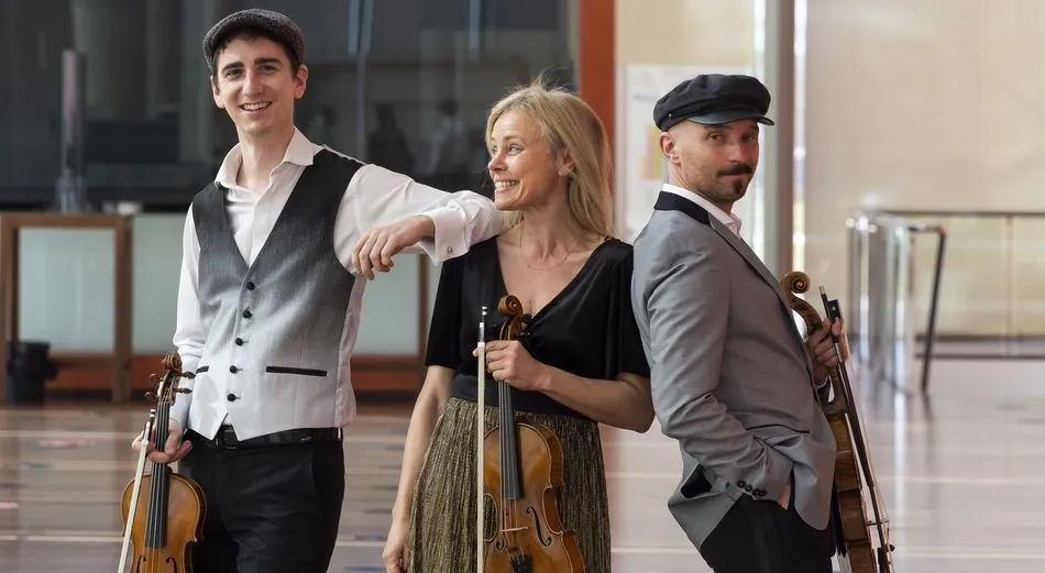 La agrupación ‘Trío Delibes’ de cuerda de la OSCyL está compuesto por Anneleen Van den Broeck, violín; Michal Ferens, viola y Oscar Rodríguez, violín