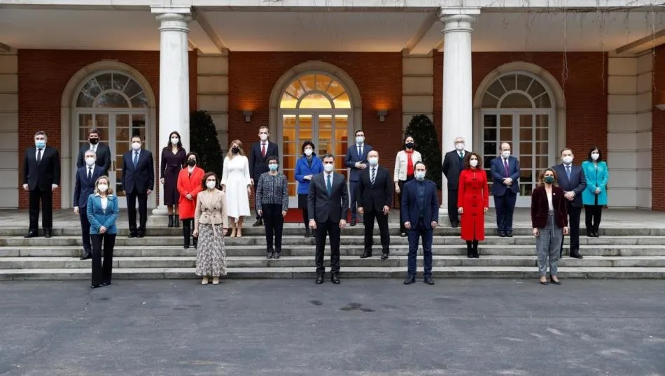  Foto de familia del Gobierno de coalición del PSOE y Unidas Podemos en la escalinata del edificio del Consejo de Ministros en el Complejo de Moncloa, en Madrid