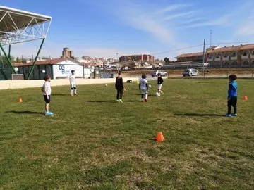 Integrantes del campamento de Semana Santa del Alba de Tormes CF realizan un ejercicio