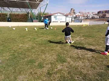 Foto 2 - El f&uacute;tbol no para en vacaciones con el Campus de Semana Santa del Alba de Tormes CF