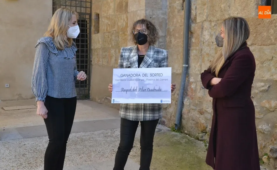 Raquel del Pilar recoge el premio de una estancia de un fin de semana en Medina del Campo  