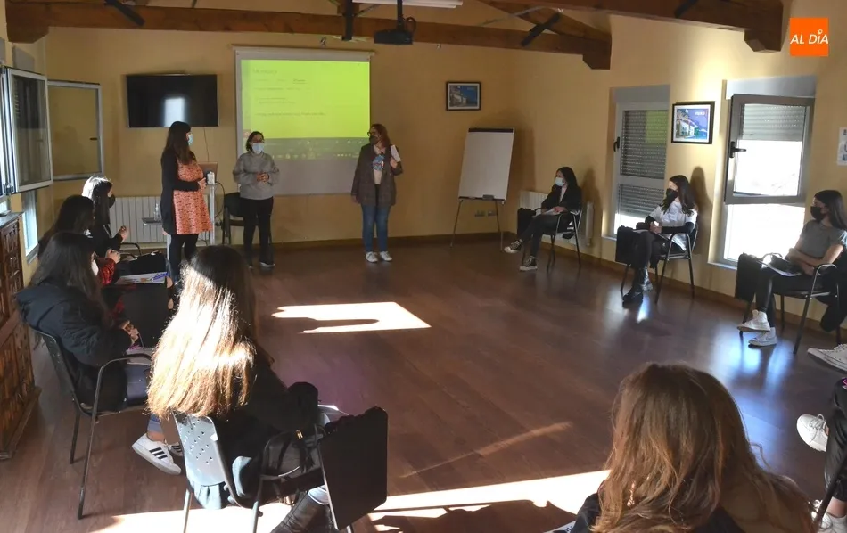 Foto 7 - Una decena de j&oacute;venes toma parte en las jornadas sobre igualdad de g&eacute;nero  