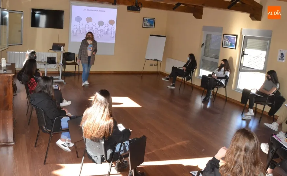 Foto 3 - Una decena de j&oacute;venes toma parte en las jornadas sobre igualdad de g&eacute;nero  