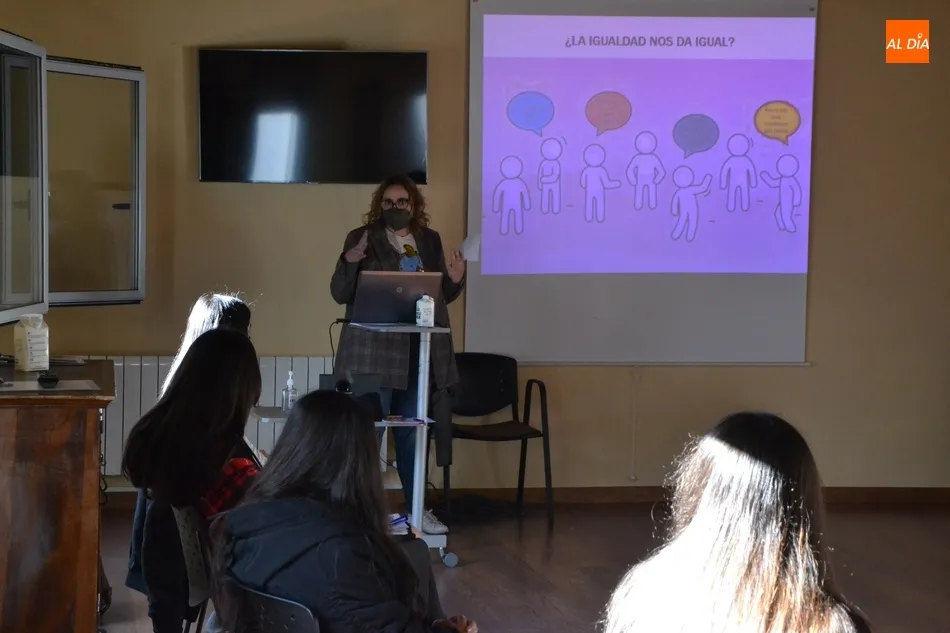 Foto 2 - Una decena de j&oacute;venes toma parte en las jornadas sobre igualdad de g&eacute;nero  