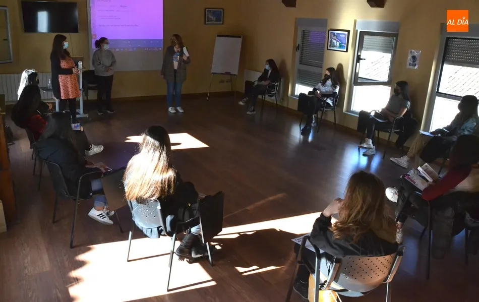 Foto 6 - Una decena de j&oacute;venes toma parte en las jornadas sobre igualdad de g&eacute;nero  