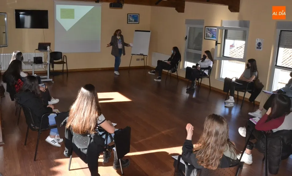 Foto 8 - Una decena de j&oacute;venes toma parte en las jornadas sobre igualdad de g&eacute;nero  