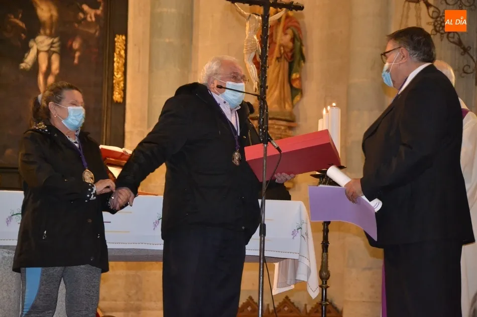 Arturo Pérez de Burgos recibe un homenaje sorpresa en el cierre de la novena en honor a La Soledad ...