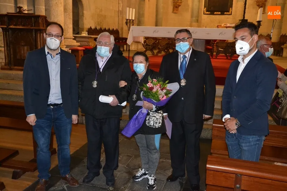 Foto 11 - Arturo P&eacute;rez de Burgos recibe un homenaje sorpresa en el cierre de la novena en honor a La Soledad ...